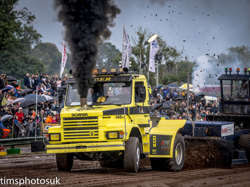 Round five: Rain soaked Eccleston battles on